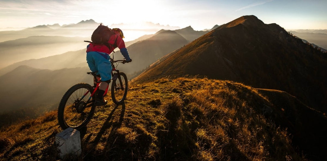 persona sobre una bicicleta en la cima de un cerro